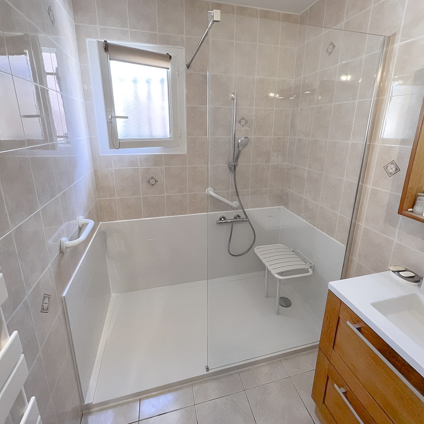 Douche sénior éligible Ma Prime Adapt